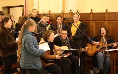 Schola dekanalna poprowadziła śpiew podczas Eucharystii.