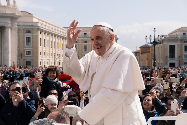 Franciszek do Polaków: Trzeba przemyśleć relacje między duchowieństwem a świeckimi