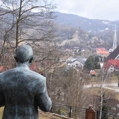 Figura ks. Blachnickiego i panorama Krościenka z kościołem parafialnym w tle, gdzie spoczywa ciało kapłana.