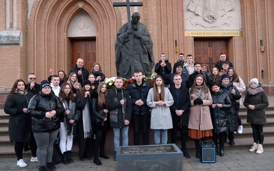 Uczestnicy publicznej modlitwy za wstawiennictwem papieża Polaka.