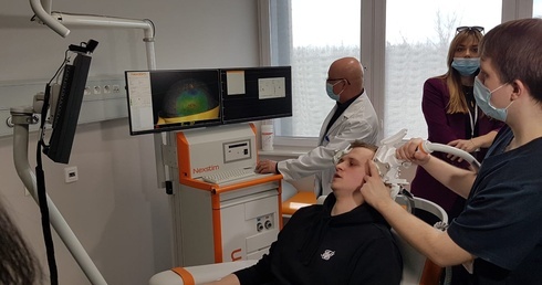Katowice. Lekarze z UCK mają urządzenie do mapowania mózgu. Ważne dla pacjentów z guzami
