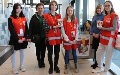Wolontariuszki ze Szkolnego Koła Caritas przy Zespole Szkół Spożywczo-Hotelarskich w Radomiu z opiekunką Grażyną Sitek (druga z prawej) i Iwoną Stępniewską. 