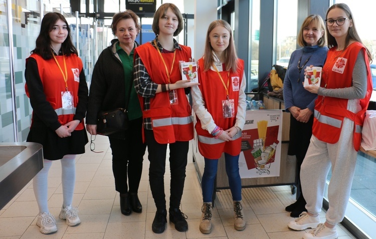 Wolontariuszki ze Szkolnego Koła Caritas przy Zespole Szkół Spożywczo-Hotelarskich w Radomiu z opiekunką Grażyną Sitek (druga z prawej) i Iwoną Stępniewską. 