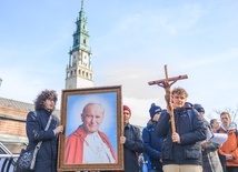 Na koniec uczestnicy pielgrzymki wzięli udział w nabożeństwie Drogi Krzyżowej wałami jasnogórskimi.