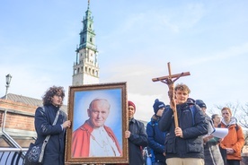 Na koniec uczestnicy pielgrzymki wzięli udział w nabożeństwie Drogi Krzyżowej wałami jasnogórskimi.