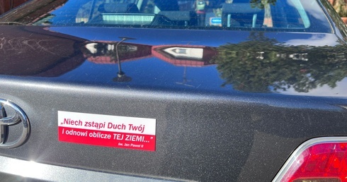 Z papieskim przesłaniem... na zderzaku 