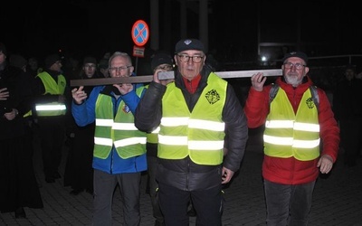 Panowie nieśli misyjny krzyż.