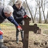 Sprawa szacunku. W Koziej Górze porządkują ewangelicki cmentarz 