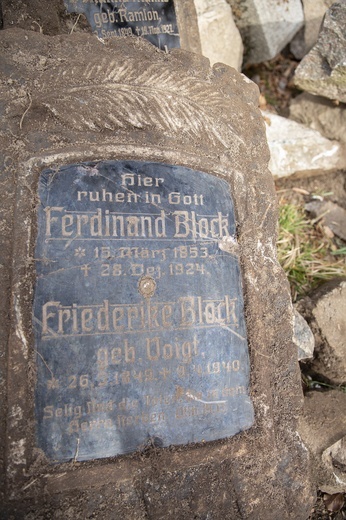 Porządkowanie cmentarza w Koziej Górze