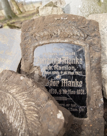 Porządkowanie cmentarza w Koziej Górze