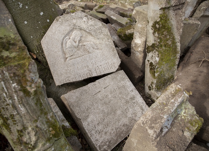 Porządkowanie cmentarza w Koziej Górze