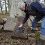 Porządkowanie cmentarza w Koziej Górze