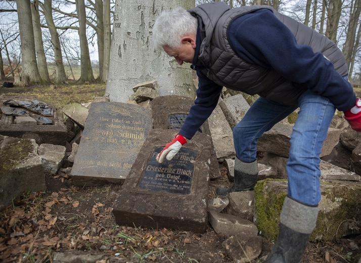 Porządkowanie cmentarza w Koziej Górze