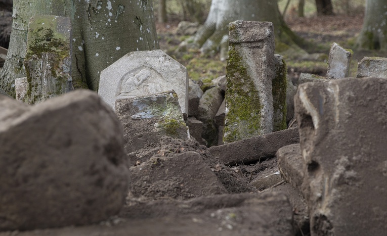 Porządkowanie cmentarza w Koziej Górze