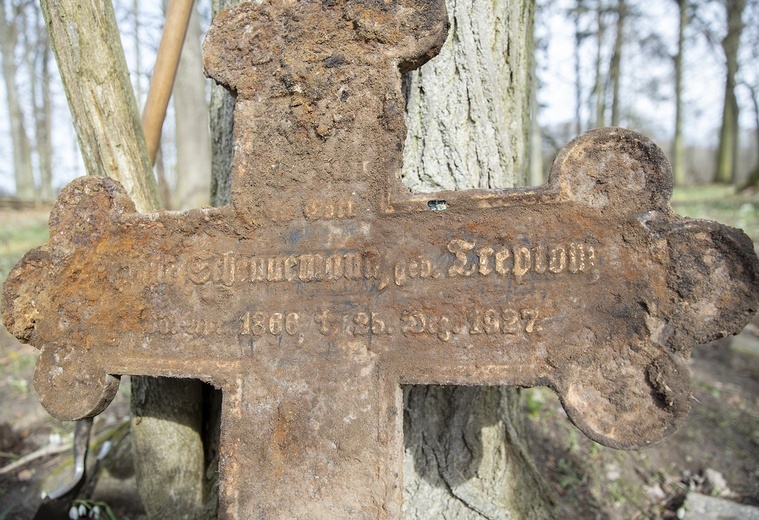 Porządkowanie cmentarza w Koziej Górze