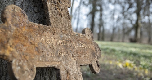 Porządkowanie cmentarza w Koziej Górze