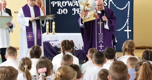 Biskup Antoni Długosz, senior częstochowski, odprawił Mszę św. i wygłosił homilię.