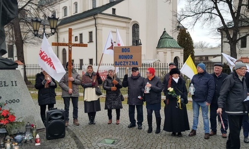 W Łowiczu czuwanie przed statuą św. Jana Pawła II zorganizował NSZZ "Solidarność" oddział w Łowiczu. 