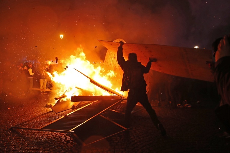 Media: Ponad 60 osób zatrzymanych podczas starć w Paryżu