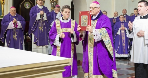 Dziękczynienie za posługę bp Edwarda, cz. 1