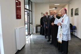 Dom poświęcił bp Marek Solarczyk. Obok ks. Wiesław Lenartowicz, Andrzej Anasiak i Leszek Waksmundzki.