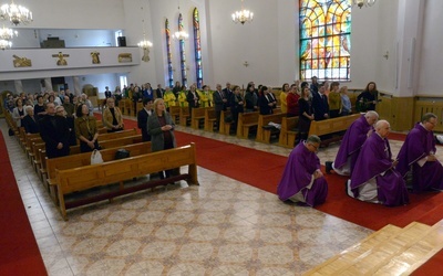 Msza św. w kaplicy radomskiego seminarium. W Eucharystii ze służbą zdrowia, która wzięła udział w dniu skupienia, uczestniczyli studenci Instytutu Teologicznego. 