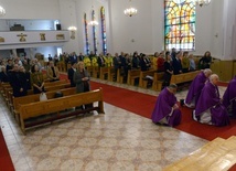 Msza św. w kaplicy radomskiego seminarium. W Eucharystii ze służbą zdrowia, która wzięła udział w dniu skupienia, uczestniczyli studenci Instytutu Teologicznego. 