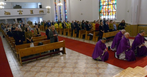 Msza św. w kaplicy radomskiego seminarium. W Eucharystii ze służbą zdrowia, która wzięła udział w dniu skupienia, uczestniczyli studenci Instytutu Teologicznego. 