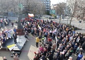 Katowice. Kilkaset osób manifestowało w obronie Jana Pawła II