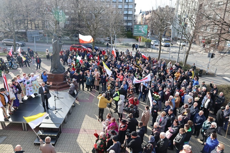Katowice. Kilkaset osób manifestowało w obronie Jana Pawła II