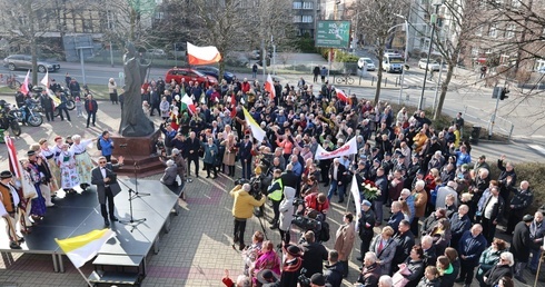 Katowice. Kilkaset osób manifestowało w obronie Jana Pawła II