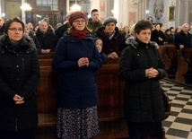 Bezhabitowe zakonnice na Mszy św. w opoczyńskiej kolegiacie. Od lewej: s. Joanna Ksyta, s. Małgorzata Kobylarz i s. Beata Kępka.