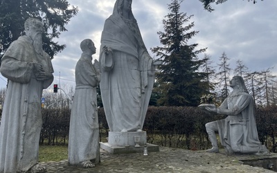 Figury przy kościele w Mościcach mają interesującą historię.