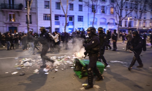 Francja: Reforma emerytalna przyjęta; policja w Paryżu użyła gazu łzawiącego wobec protestujących