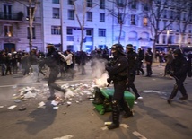 Francja: Reforma emerytalna przyjęta; policja w Paryżu użyła gazu łzawiącego wobec protestujących