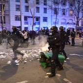 Francja: Reforma emerytalna przyjęta; policja w Paryżu użyła gazu łzawiącego wobec protestujących