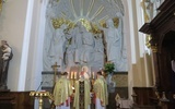 Msza św. przy ołtarzu św. Józefa w limanowskiej bazylice.