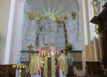 Msza św. przy ołtarzu św. Józefa w limanowskiej bazylice.