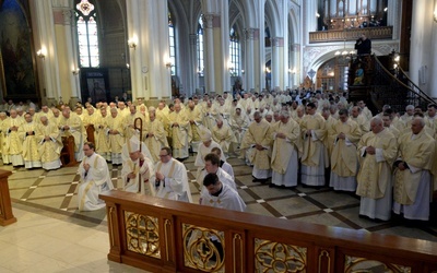 Wspólnota radomskich kapłanów na Mszy św. w Wielki Czwartek w katedrze. Eucharystii przewodniczy bp Marek Solarczyk.