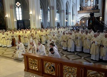 Wspólnota radomskich kapłanów na Mszy św. w Wielki Czwartek w katedrze. Eucharystii przewodniczy bp Marek Solarczyk.