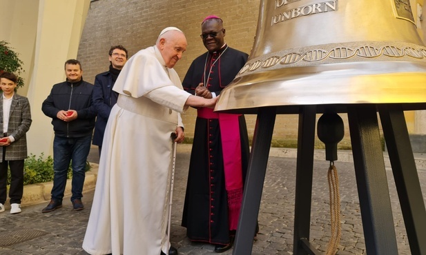 Papież Franciszek poświęcił kolejny dzwon z Polski „Głos Nienarodzonych”