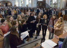 Spotkania muzycznie animuje grupa złożona z uczniów radomskich szkół średnich.