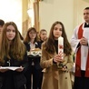 Procesja z darami w kościele pw. Miłosierdzia Bożego w Tarnowie.