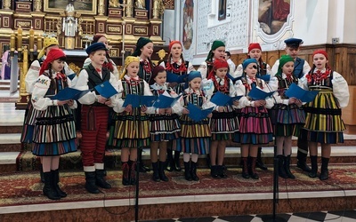 Jeśli występ "w opoczyńskim stylu", to koniecznie w strojach regionalnych.