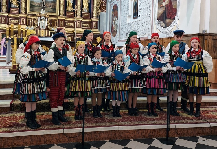 Jeśli występ "w opoczyńskim stylu", to koniecznie w strojach regionalnych.