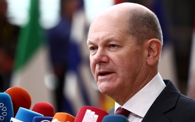 Kanclerz Scholz: Niemcy i UE na dobrej drodze do znalezienia rozwiązania problemu samochodów z silnikiem spalinowym