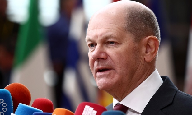 Kanclerz Scholz: Niemcy i UE na dobrej drodze do znalezienia rozwiązania problemu samochodów z silnikiem spalinowym