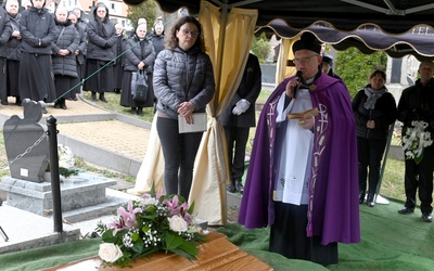 Po zakończeniu Mszy św. o. Mirosław Grakowicz CSsR wraz z konduktem żałobnym odprowadził zmarłą na miejsce spoczynku.