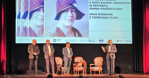 Twórcy filmu o Zofii Kossak podczas ekranowej premiery w Katowicach w lutym 2023 r. 