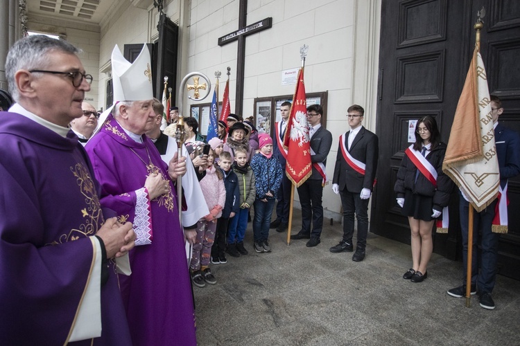 Ratującym Żydów. Tablica w bazylice salezjanów na Pradze